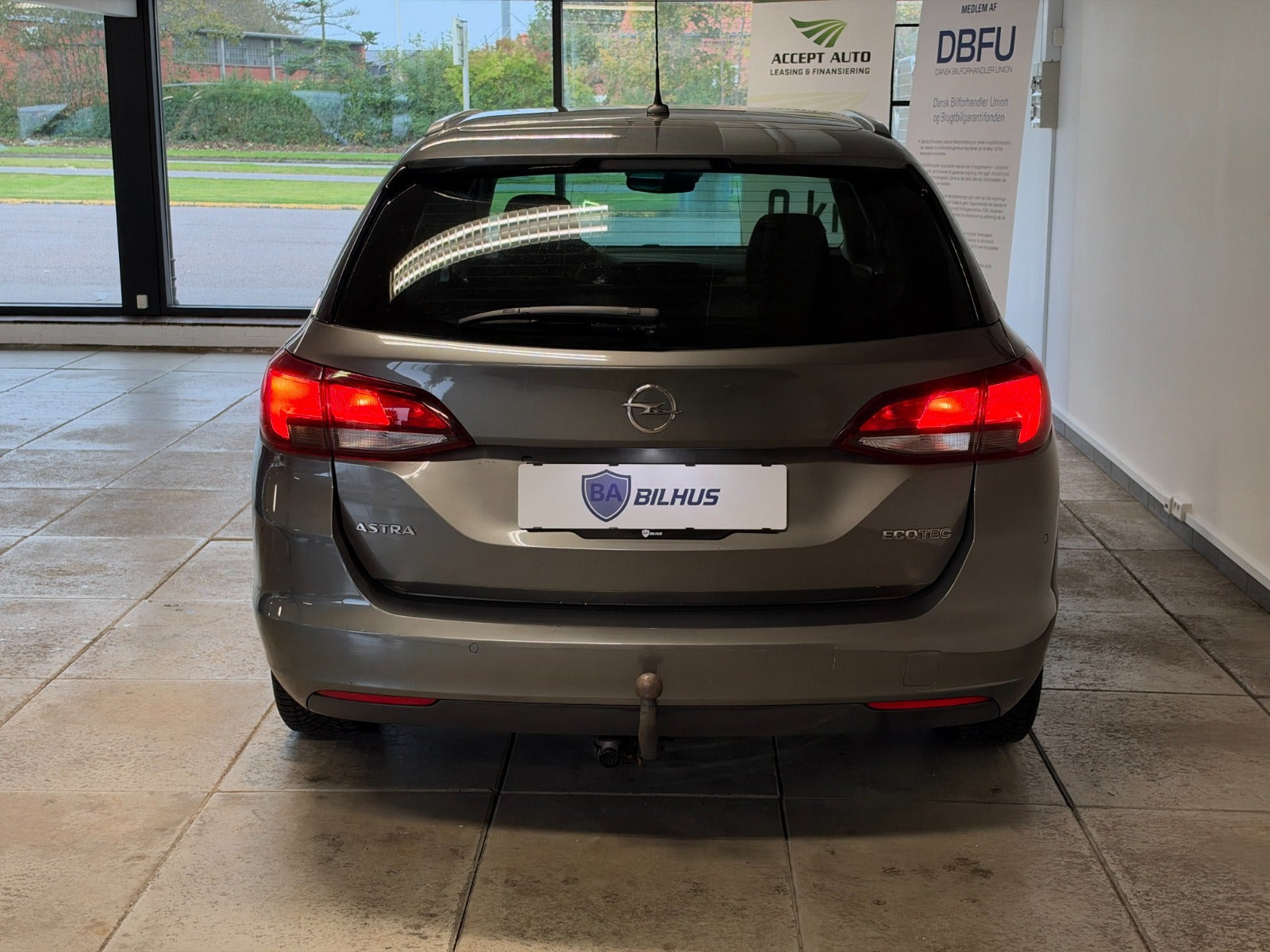 Grå Opel Astra fra 2019