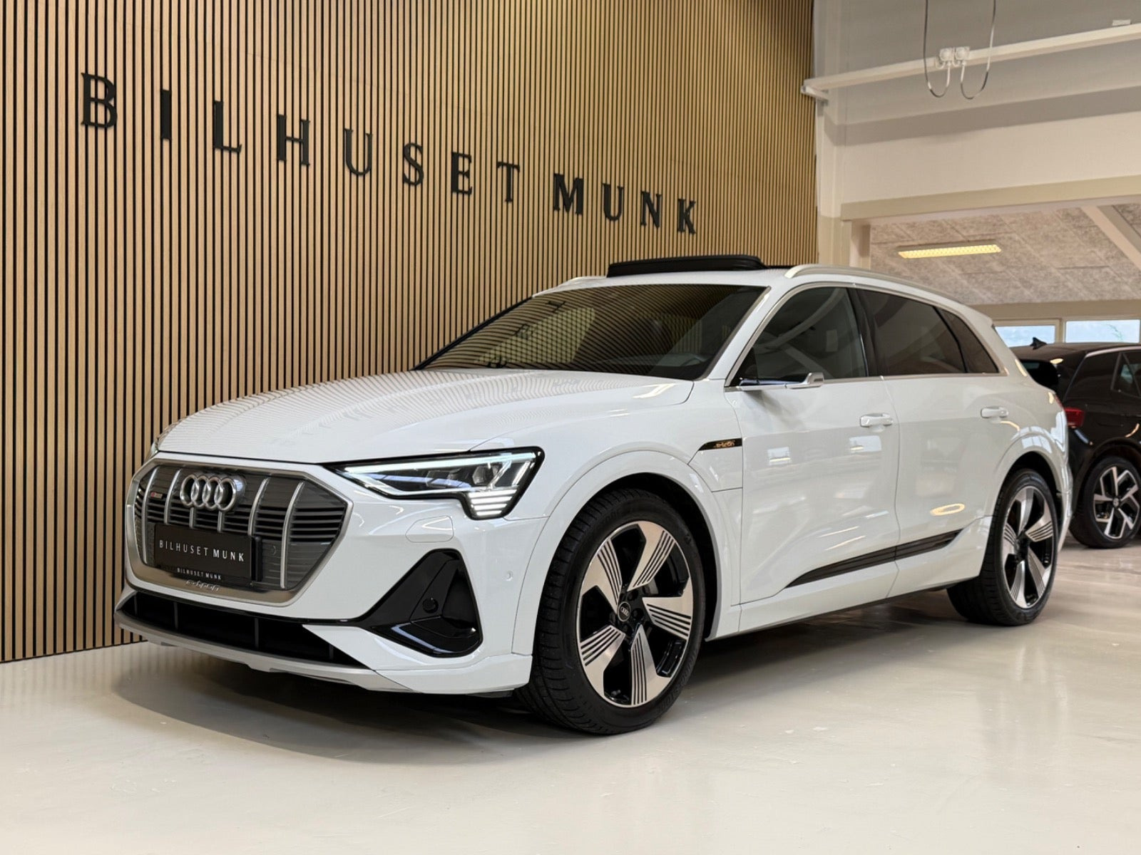 Hvid Audi e-tron fra 2023