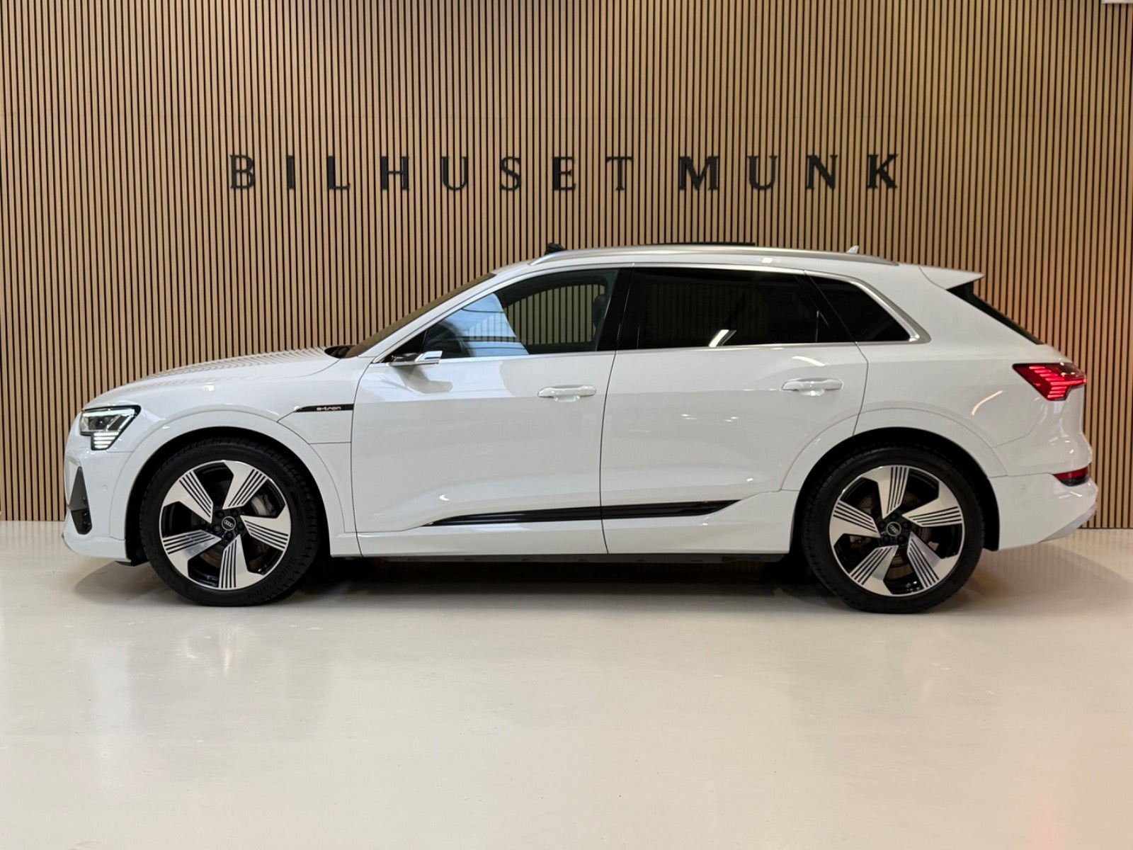 Hvid Audi e-tron fra 2023