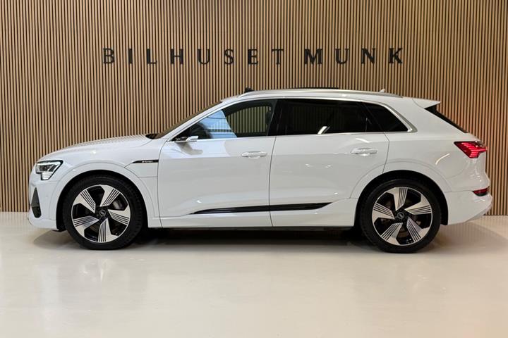 Hvid Audi e-tron fra 2023