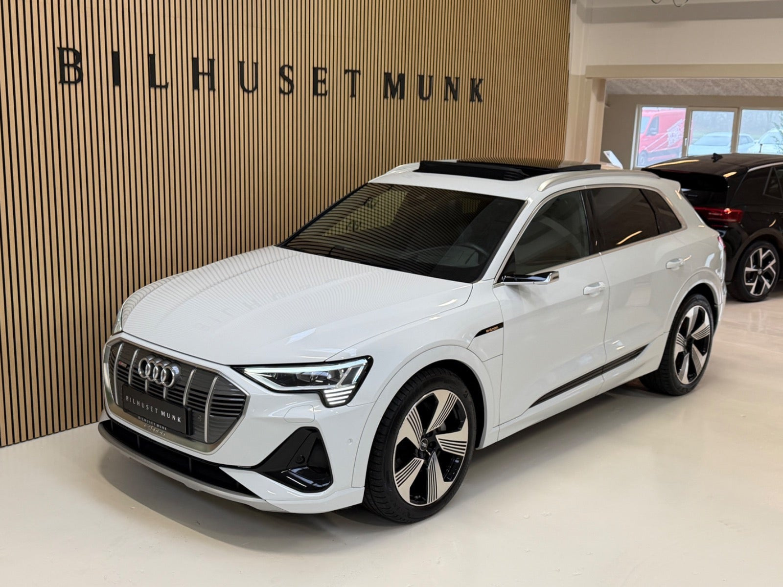 Hvid Audi e-tron fra 2023