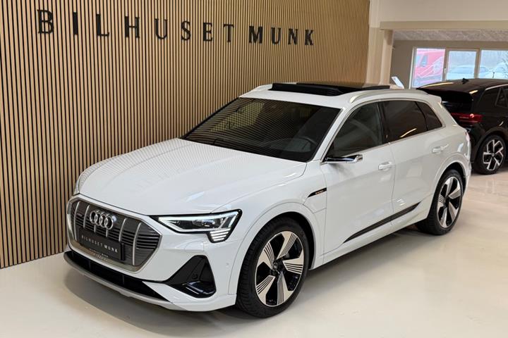 Hvid Audi e-tron fra 2023