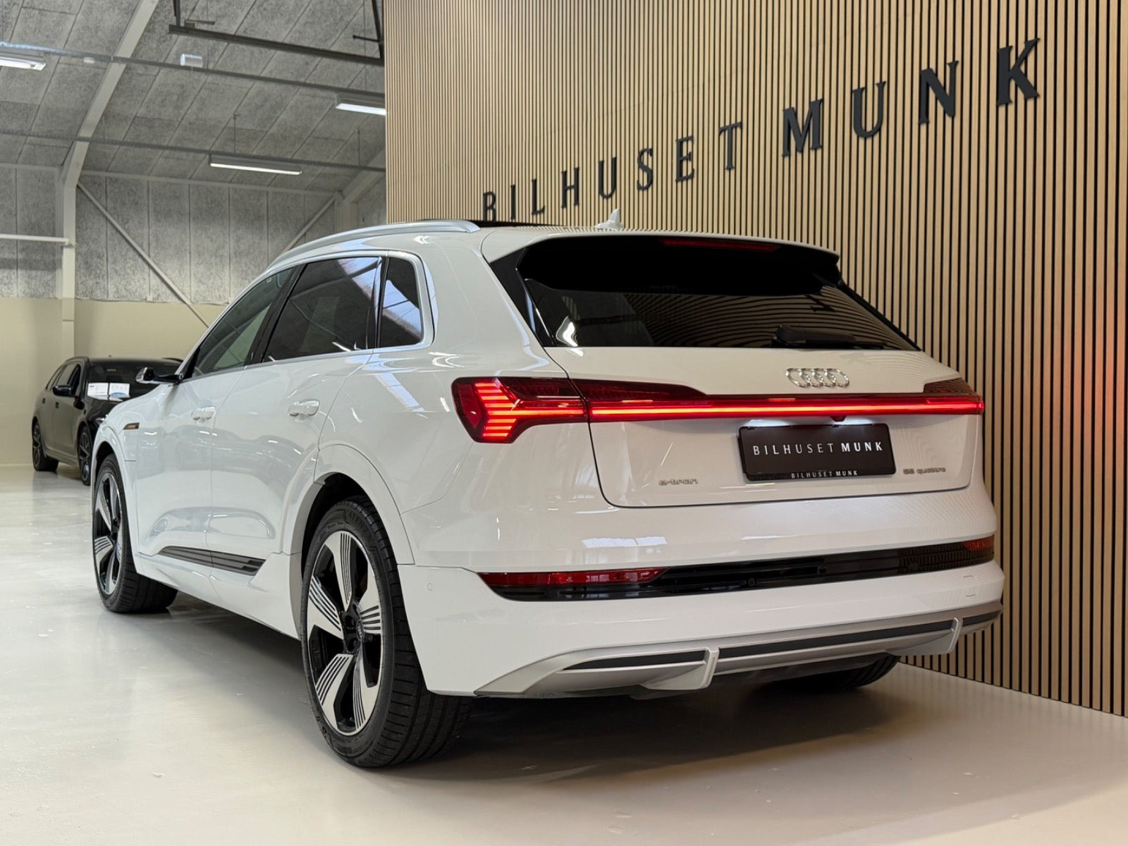 Hvid Audi e-tron fra 2023