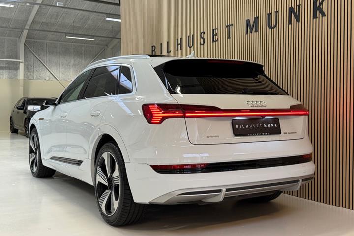 Hvid Audi e-tron fra 2023