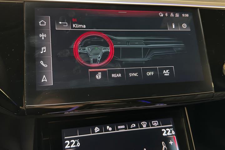 Hvid Audi e-tron fra 2023