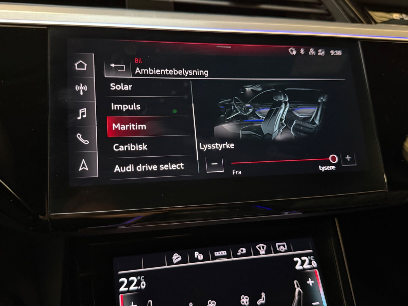 Hvid Audi e-tron fra 2023