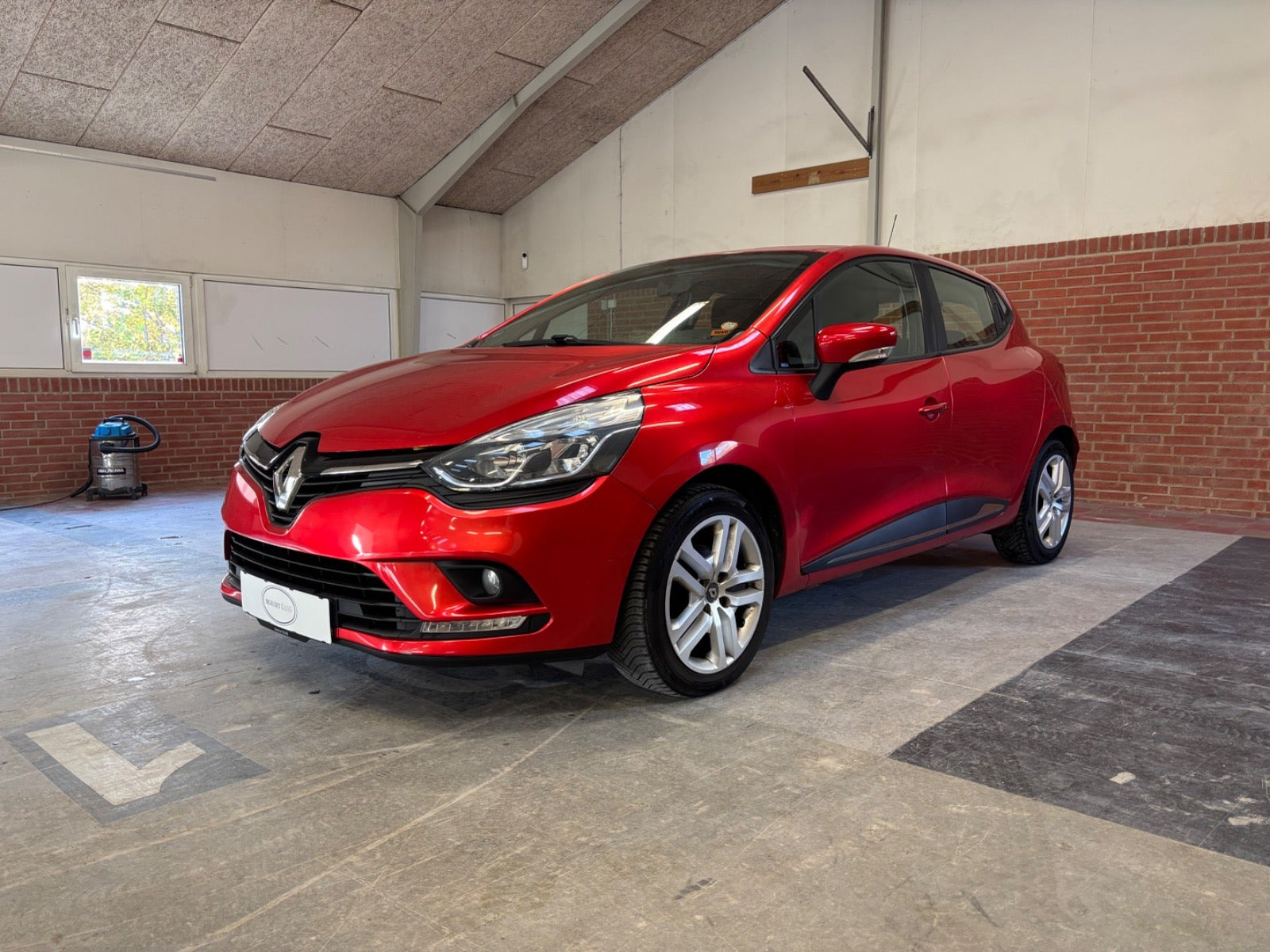 Rød Renault Clio IV fra 2018