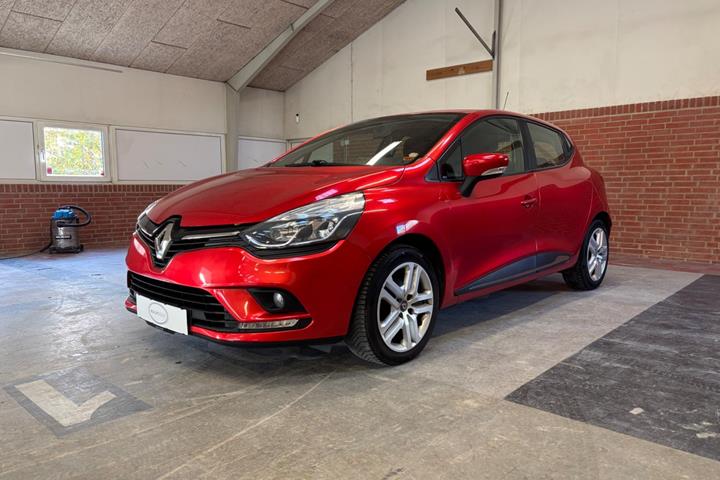 Rød Renault Clio IV fra 2018