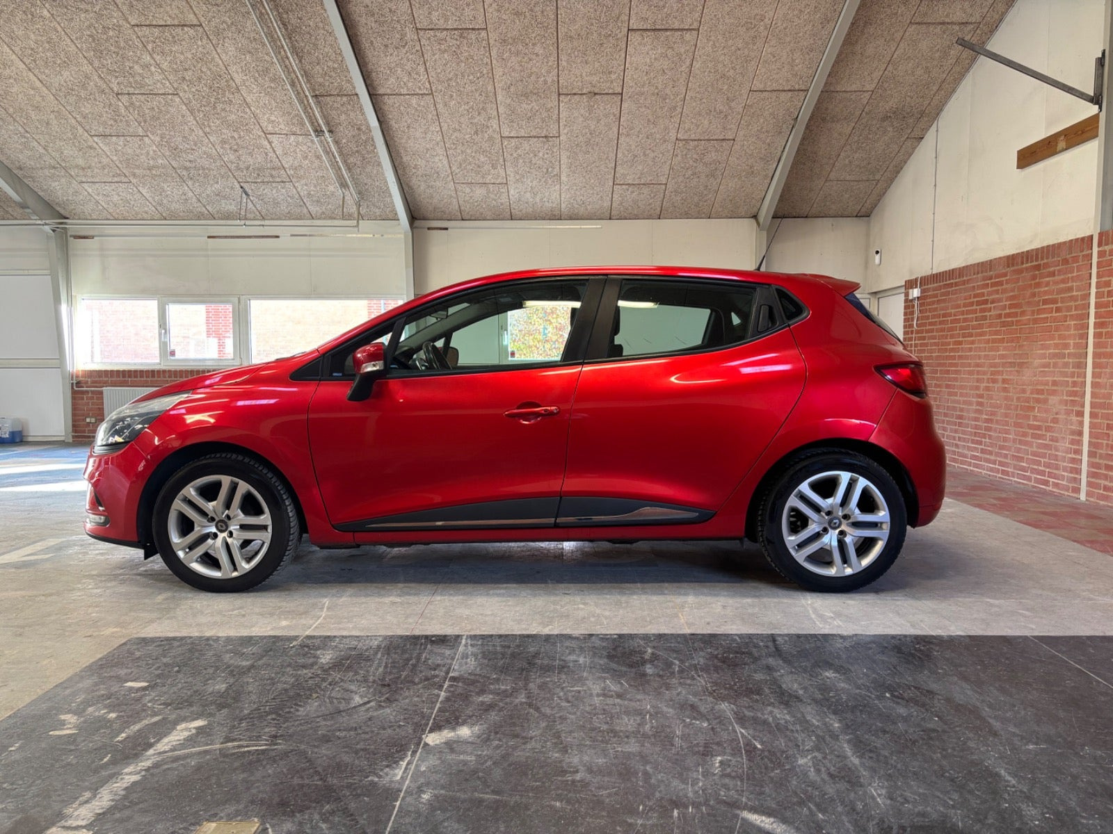 Rød Renault Clio IV fra 2018