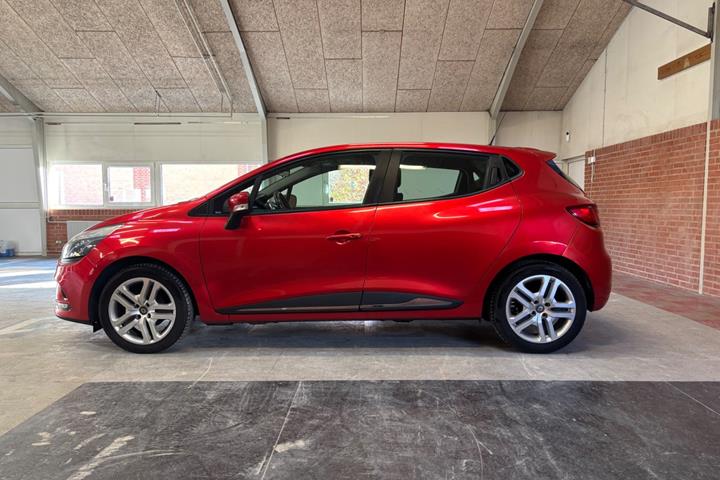Rød Renault Clio IV fra 2018