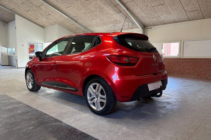 Rød Renault Clio IV fra 2018