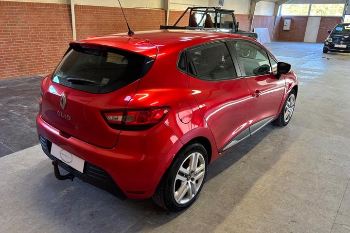 Rød Renault Clio IV fra 2018