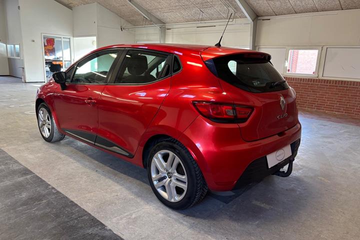 Rød Renault Clio IV fra 2018