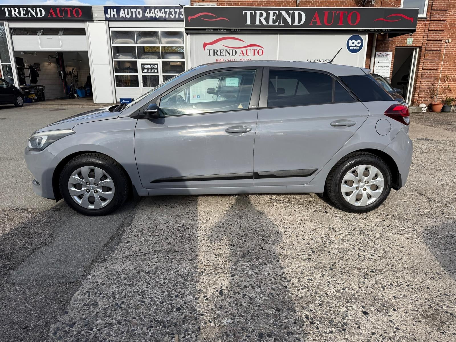 Grå Hyundai i20 fra 2016