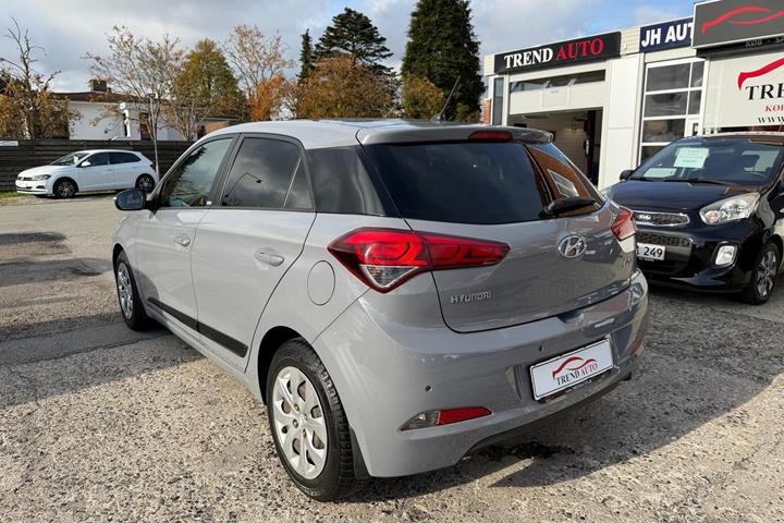 Grå Hyundai i20 fra 2016