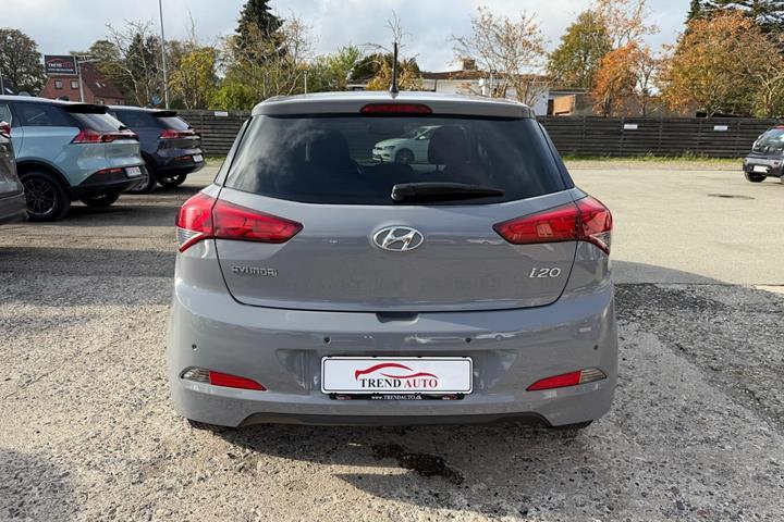 Grå Hyundai i20 fra 2016