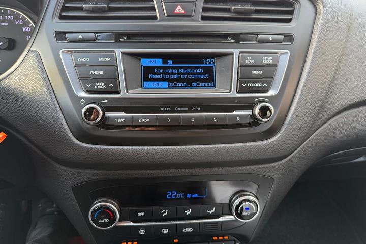 Grå Hyundai i20 fra 2016