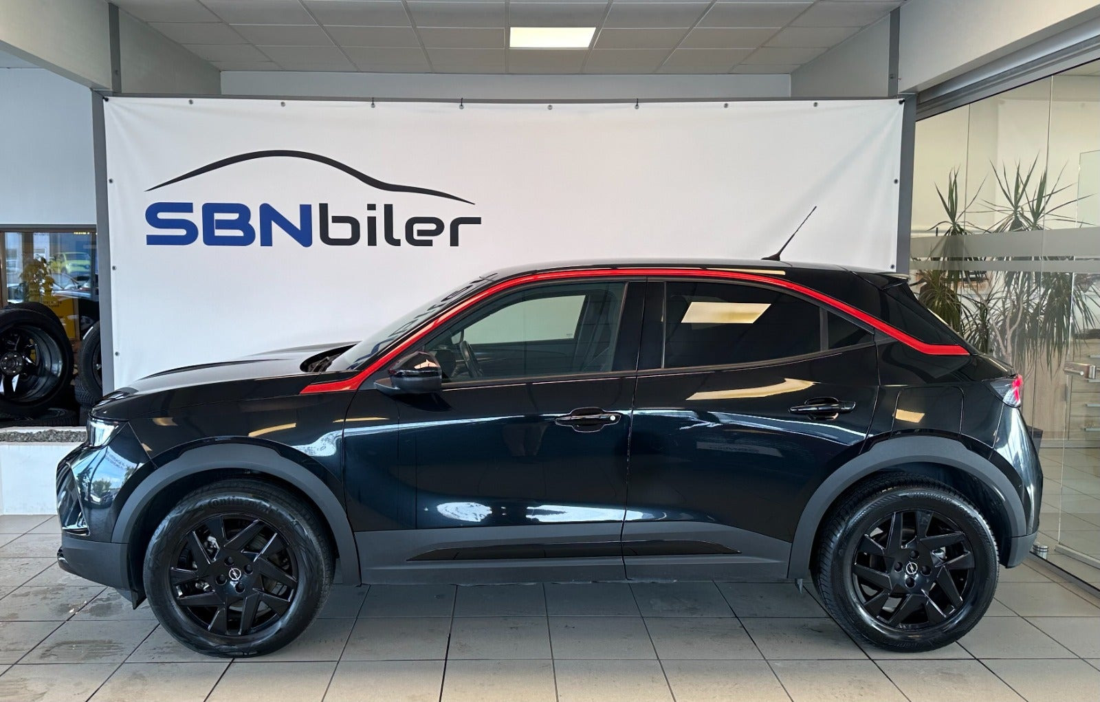 Sort Opel Mokka-e fra 2023