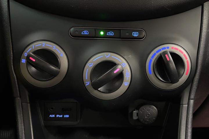 Hvid Hyundai i10 fra 2011