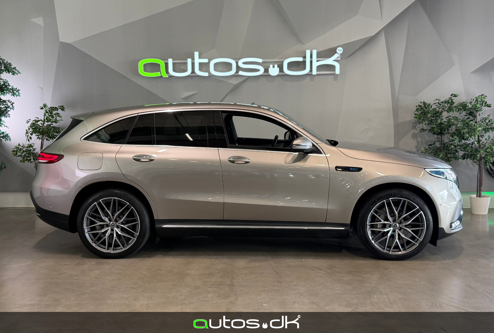Orange Mercedes EQC400 fra 2021