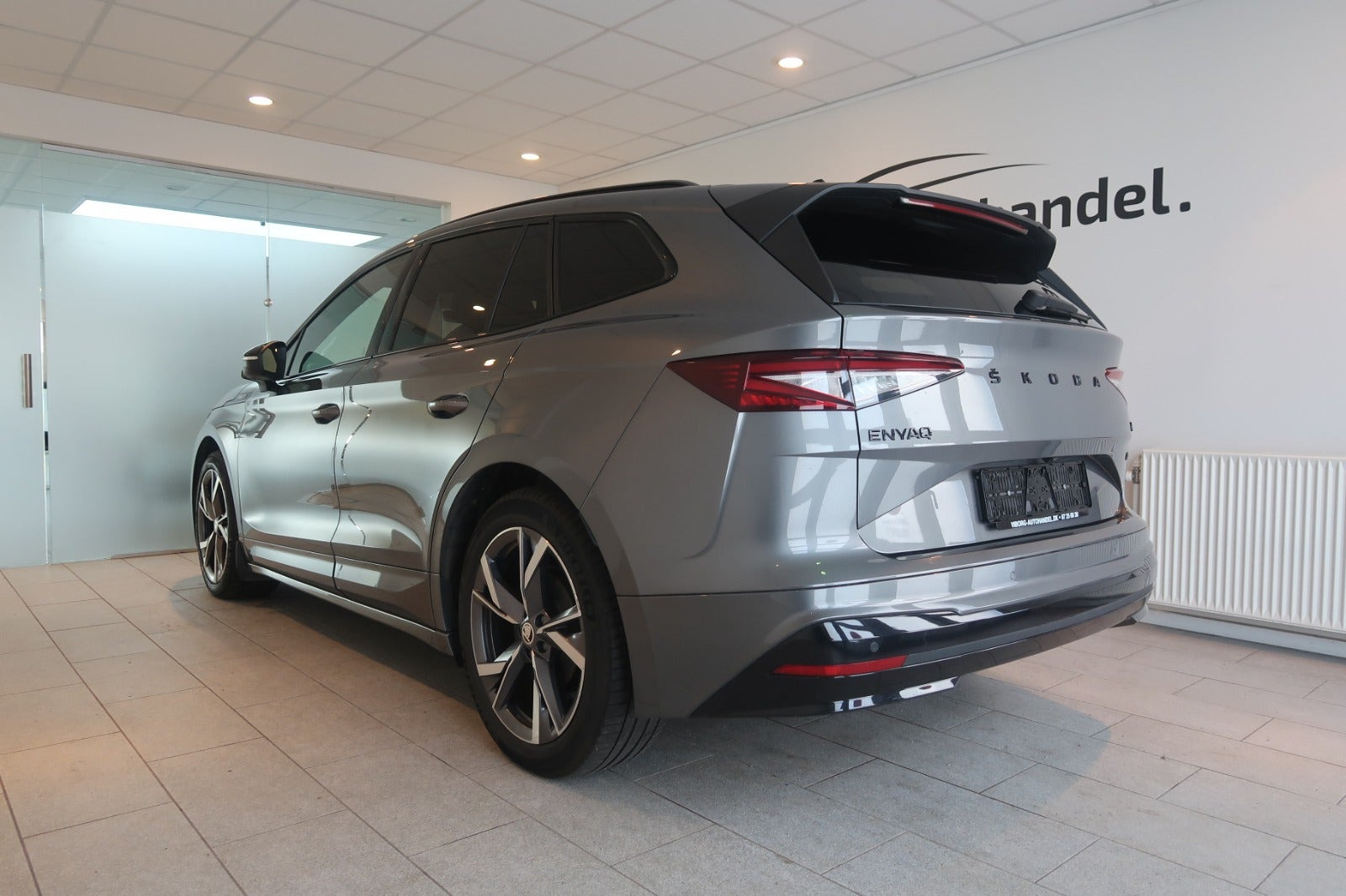 Grå Skoda Enyaq fra 2023
