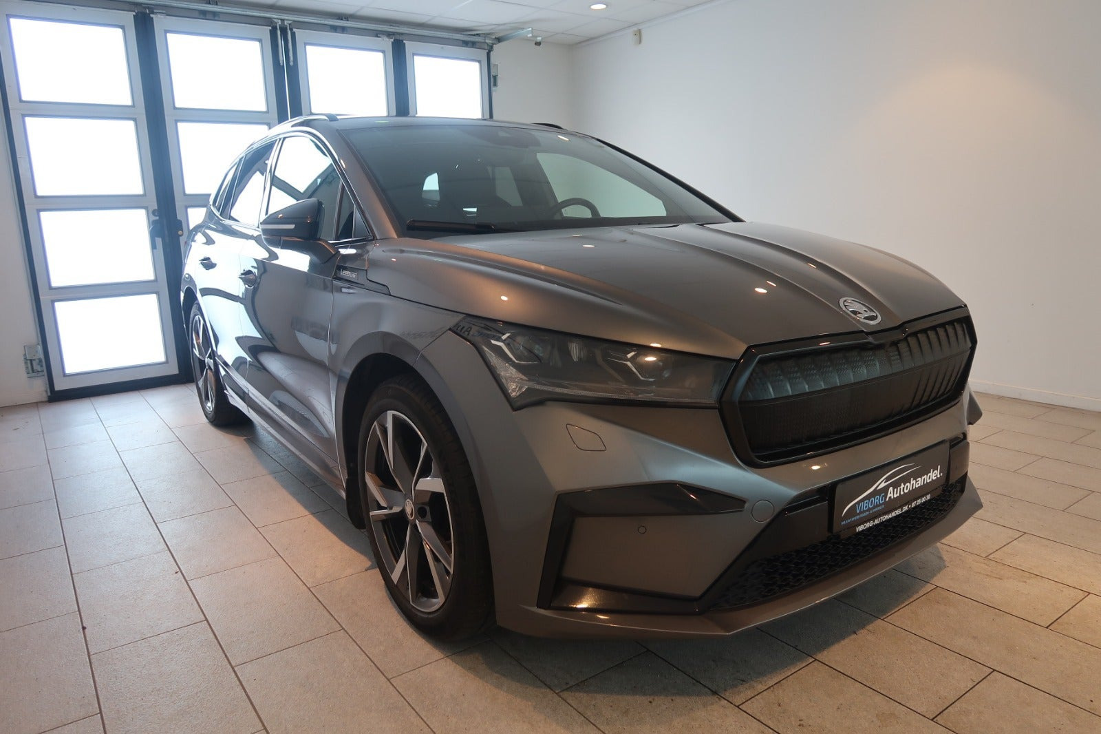 Grå Skoda Enyaq fra 2023
