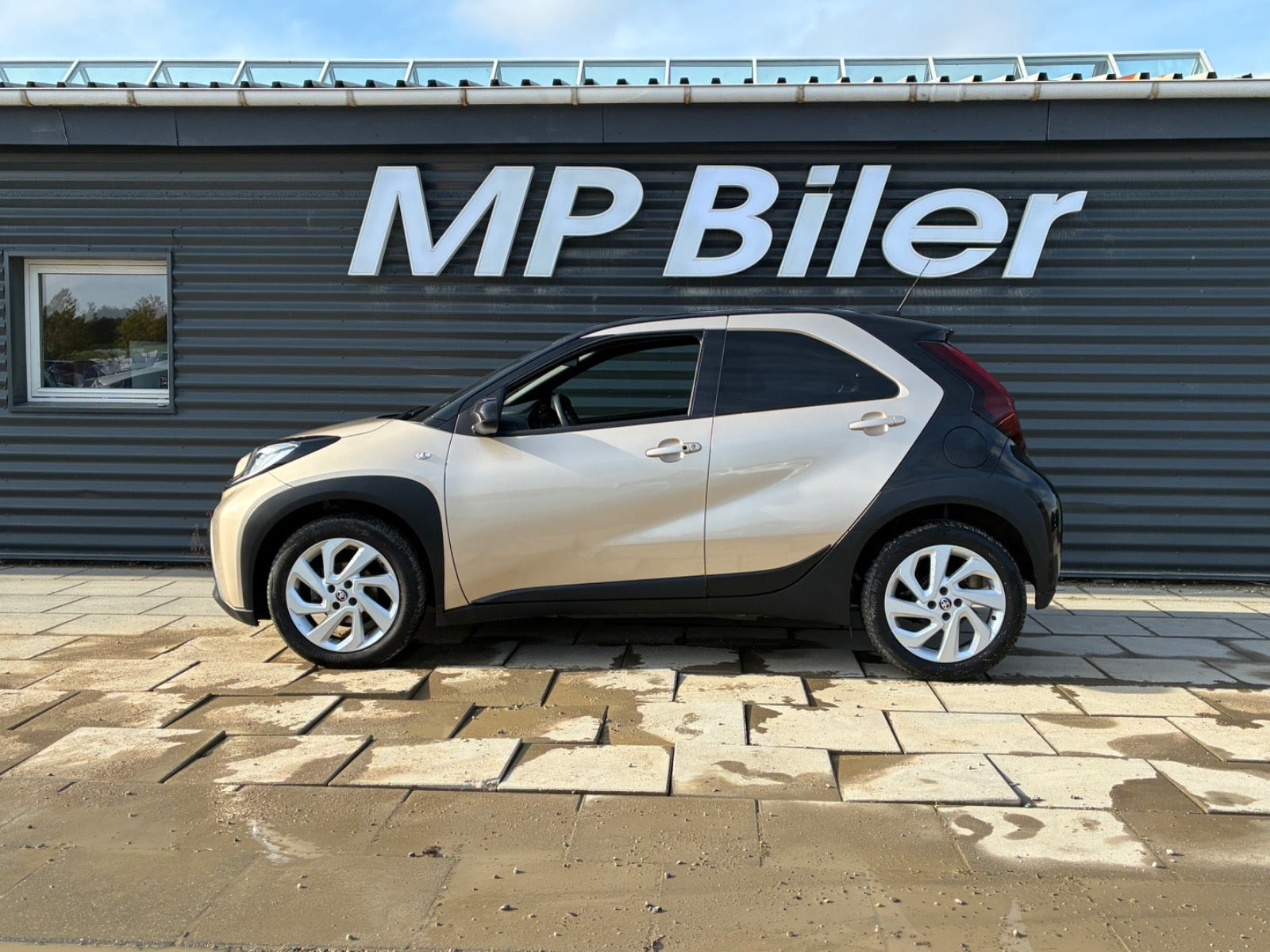 Beige Toyota Aygo X fra 2022