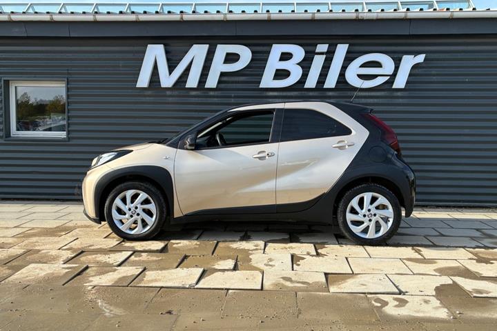 Beige Toyota Aygo X fra 2022