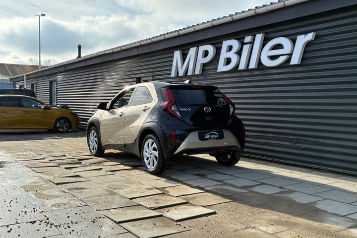 Beige Toyota Aygo X fra 2022
