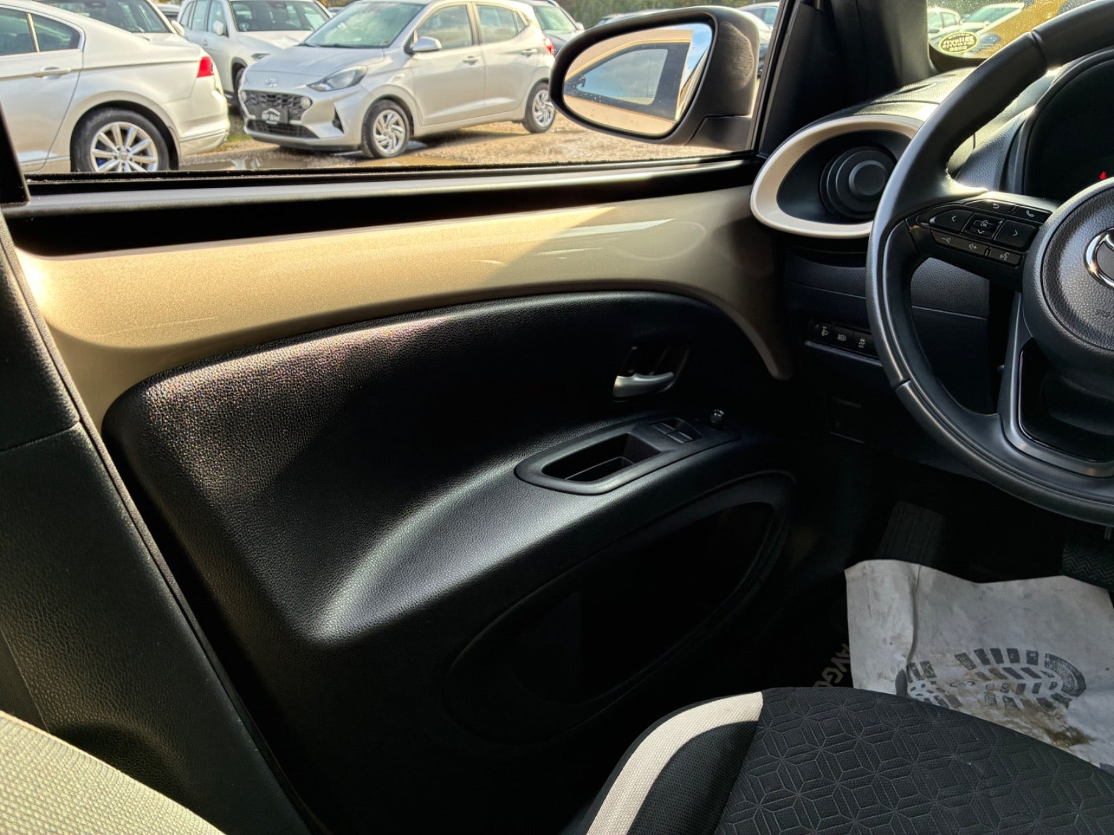 Beige Toyota Aygo X fra 2022