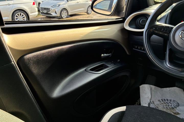 Beige Toyota Aygo X fra 2022