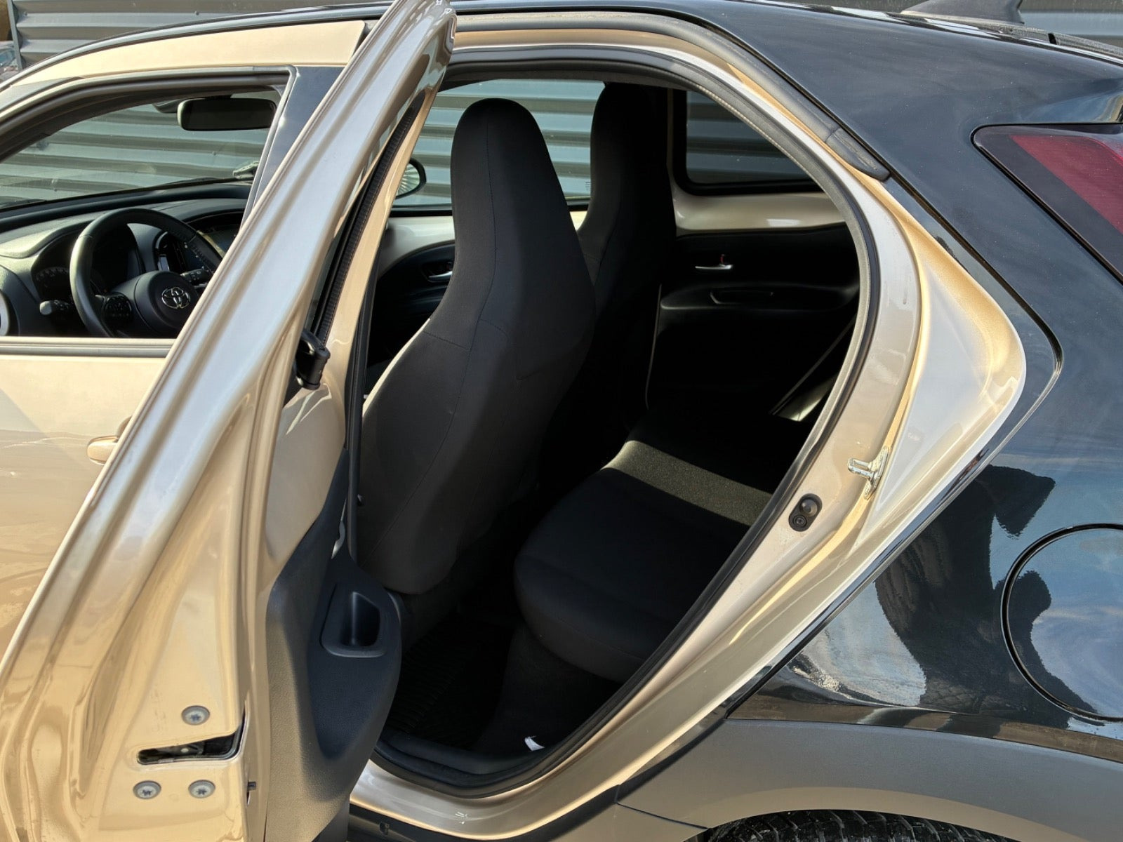 Beige Toyota Aygo X fra 2022
