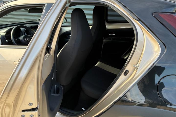 Beige Toyota Aygo X fra 2022