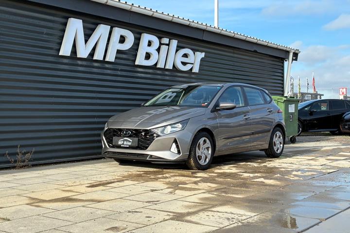 Grå Hyundai i20 fra 2021