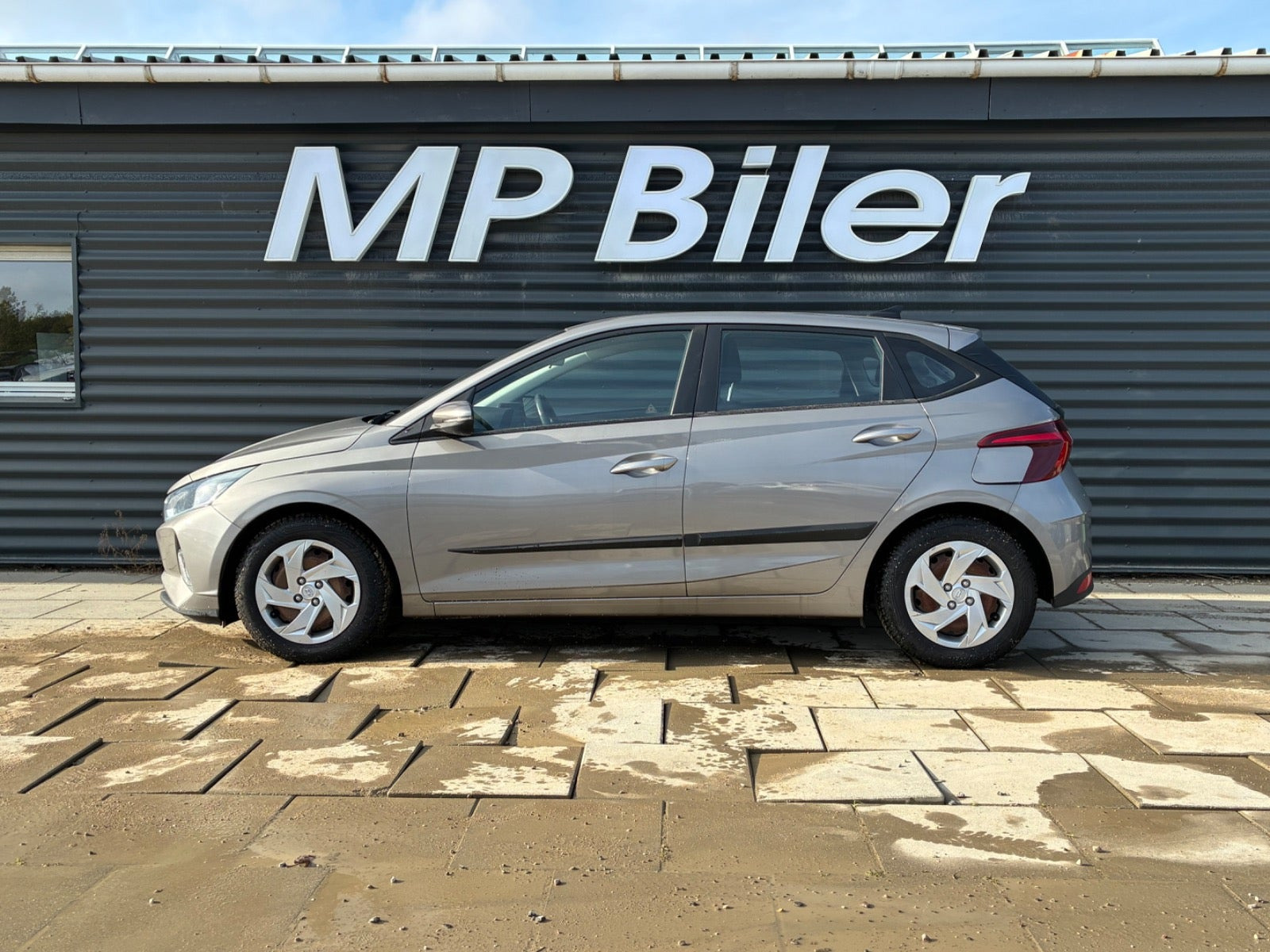 Grå Hyundai i20 fra 2021