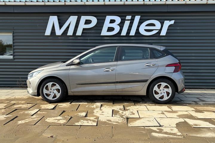 Grå Hyundai i20 fra 2021