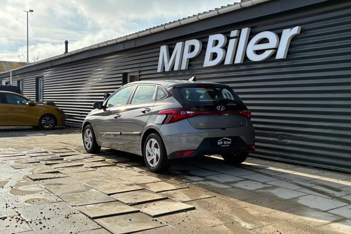 Grå Hyundai i20 fra 2021