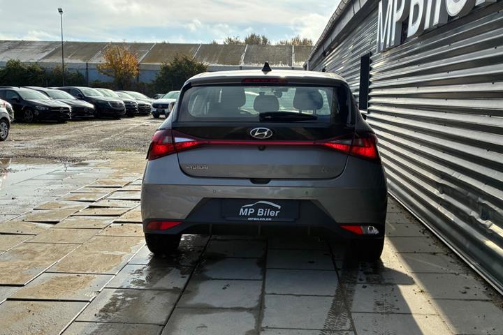 Grå Hyundai i20 fra 2021