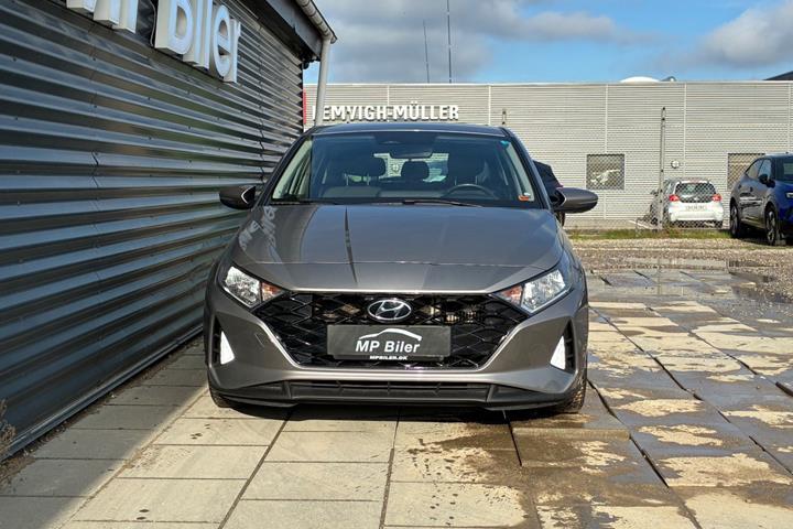 Grå Hyundai i20 fra 2021