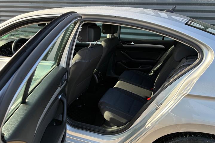 Sølv VW Passat fra 2020
