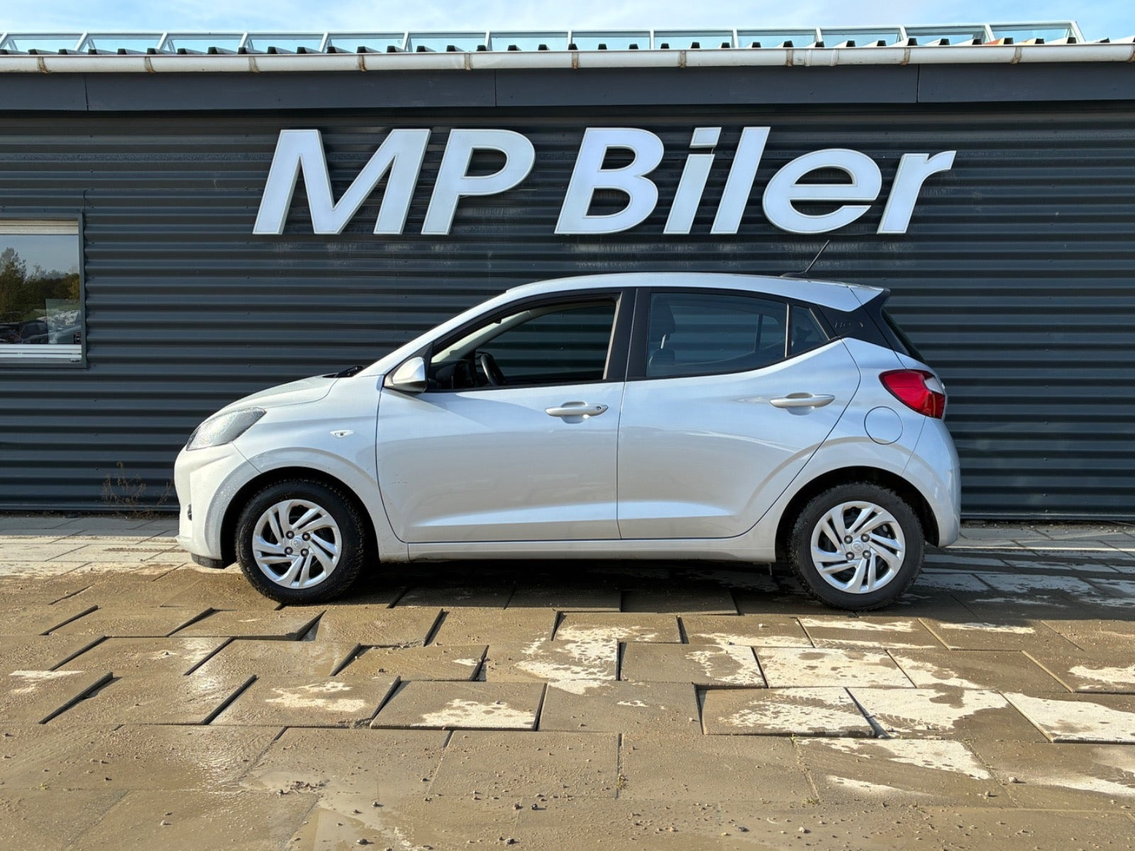 Sølv Hyundai i10 fra 2023
