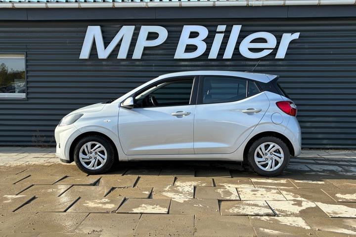 Sølv Hyundai i10 fra 2023