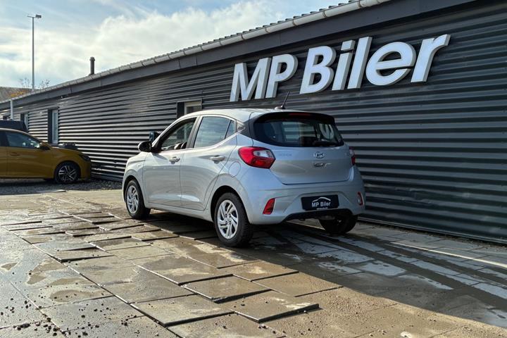Sølv Hyundai i10 fra 2023