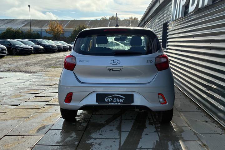 Sølv Hyundai i10 fra 2023