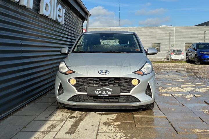 Sølv Hyundai i10 fra 2023