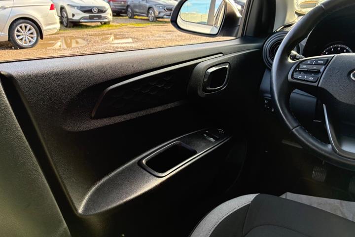 Sølv Hyundai i10 fra 2023