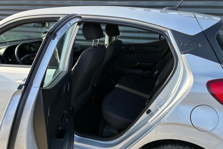 Sølv Hyundai i10 fra 2023