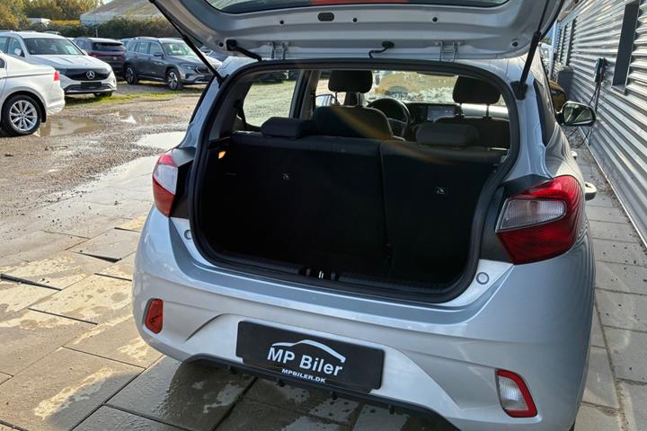 Sølv Hyundai i10 fra 2023