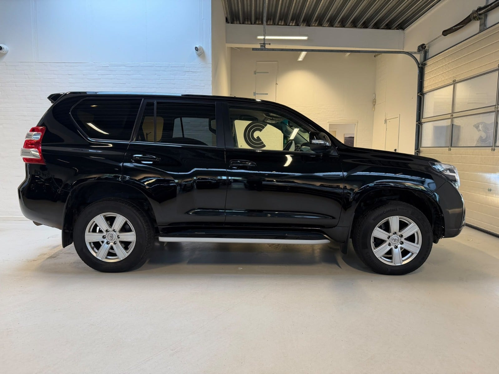 Sort Toyota Land Cruiser fra 2015