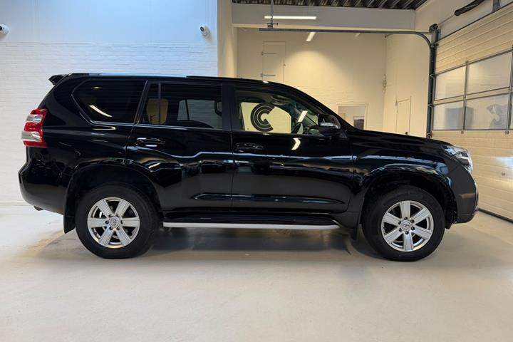 Sort Toyota Land Cruiser fra 2015